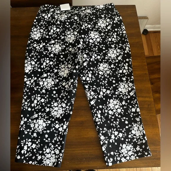 Croft and Borrow Stretch Capri Size 16W Regular Black/White Floral - Picture 4 of 5
